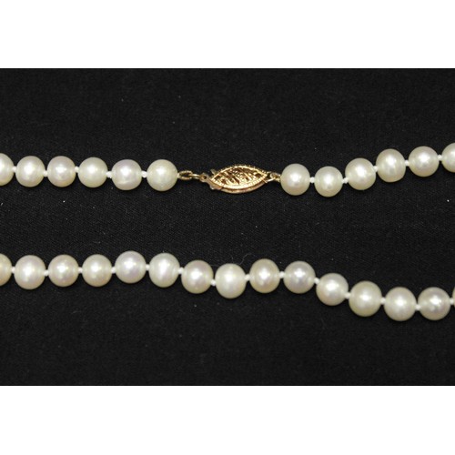 216 - A string of cultured pearls, with 10k gold clasp, 45cm long