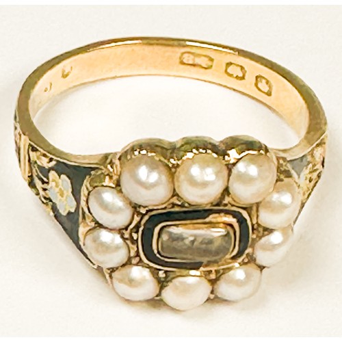 151 - An 18ct yellow gold and enamel mourning ring, set with ten seed pearls to the top, weighs 5.3 grams.