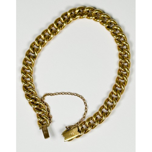 152 - An 18ct yellow gold solid curb link bracelet, alternate patterned and plain links, with safety chain... 