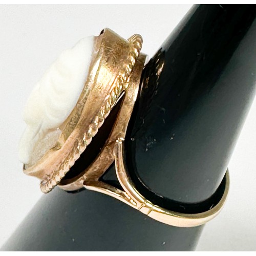 188 - A 9ct yellow gold cameo ring, weighs 5.0 grams.