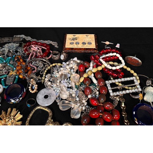 263 - A collection of assorted vintage and antique costume jewellery and accessories including beads, chai... 