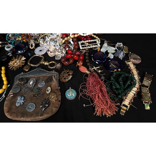 263 - A collection of assorted vintage and antique costume jewellery and accessories including beads, chai... 