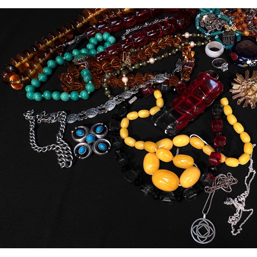 263 - A collection of assorted vintage and antique costume jewellery and accessories including beads, chai... 