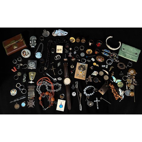 263 - A collection of assorted vintage and antique costume jewellery and accessories including beads, chai... 