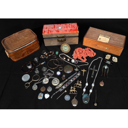 263 - A collection of assorted vintage and antique costume jewellery and accessories including beads, chai... 