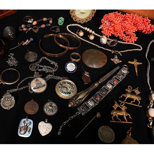 263 - A collection of assorted vintage and antique costume jewellery and accessories including beads, chai... 