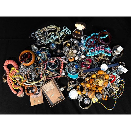 264 - A good collection of assorted costume jewellery including a Givenchy necklace, bangles, chains, bead... 