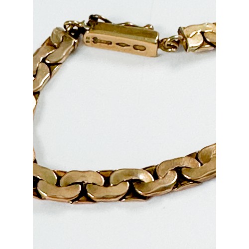 173 - A 9ct gold C-link chain with gold box slider fastener with figure-eight safety catch, weighs 18.1 gr... 