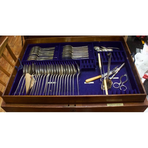 106 - A canteen of Elkington silver-plated flatware including knives, forks, dessert and table spoons etc.... 