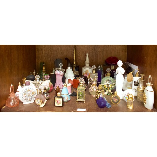 437 - A good collection of assorted 20th Century decorative scent and perfume bottles, more than fifty bot... 