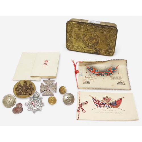 53 - A WWI British 1914 Princess Mary brass Christmas gift tin, with greeting card in envelope, etc., tog... 