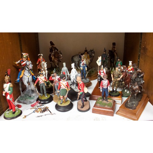 154 - A large collection of assorted loose lead military figures, comprising D.F. Grieve Models and other ... 