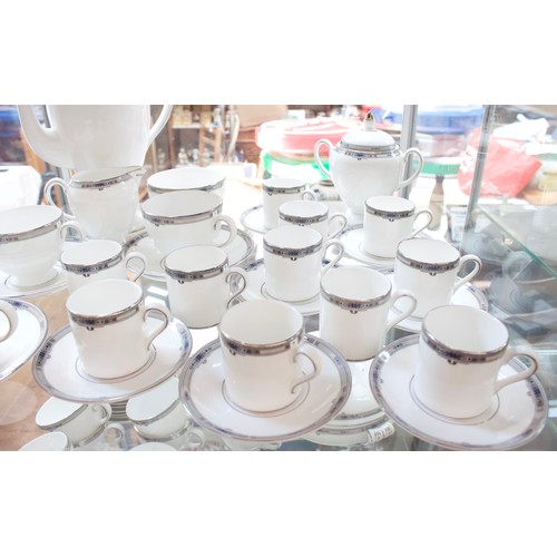 14 - An extensive Wedgwood ‘Amherst’ pattern tea, coffee and dinner service, comprising coffee cans, sauc... 