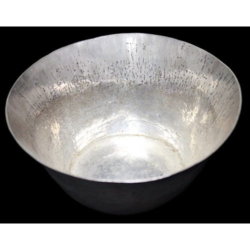 135 - A Scottish silver bowl by Edwin Elcoat, with planished finish to sides, hallmarked Edinburgh 1975, 1... 