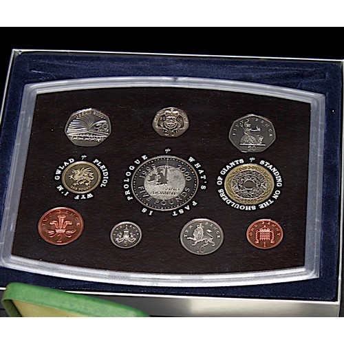 354 - A collection of assorted GB silver and cupro-nickel royal commemorative crowns, including two cased ... 