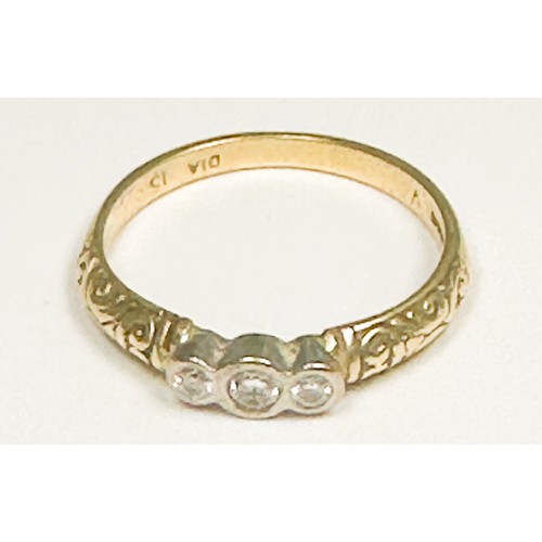 293 - An 18ct yellow gold ring, bezel set with three round brilliant cut diamonds, estimated total diamond... 