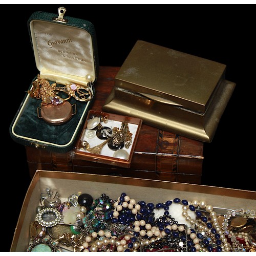 322 - A good collection of assorted vintage costume jewellery including earrings, pearl necklaces, beads, ... 