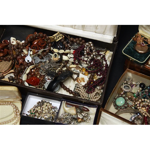 322 - A good collection of assorted vintage costume jewellery including earrings, pearl necklaces, beads, ... 