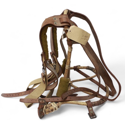 489 - An early 20th century British Admiralty issue bamboo, leather and webbing mountaineer rucksack carri... 