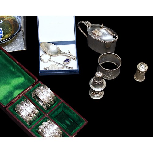 177 - A small collection of assorted silver items including a cased set of six coffee spoons, a boxed set ... 