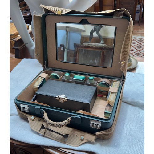 508 - A vintage travelling dressing table set, comprising 8-piece dressing table set with glass toilette j... 