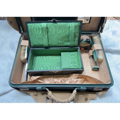 508 - A vintage travelling dressing table set, comprising 8-piece dressing table set with glass toilette j... 