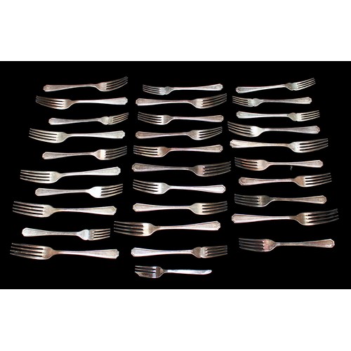 27 - A quantity of Insignia silver-plated cutlery, comprising forks, knives, butter knives, tablespoons, ... 