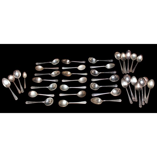 27 - A quantity of Insignia silver-plated cutlery, comprising forks, knives, butter knives, tablespoons, ... 