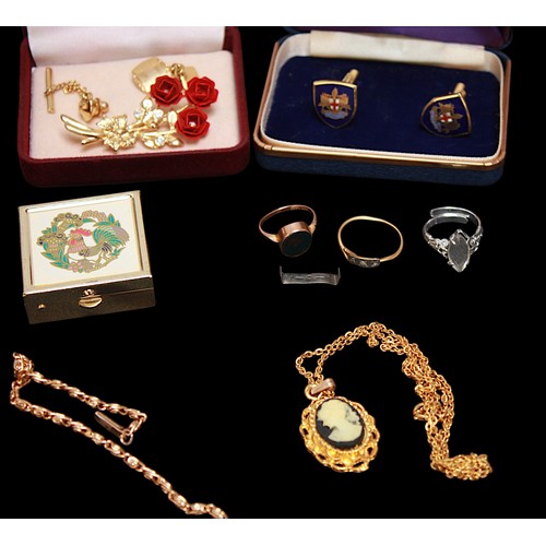 67 - A collection of assorted jewellery and costume jewellery including an 18ct gold and platinum ring, a... 