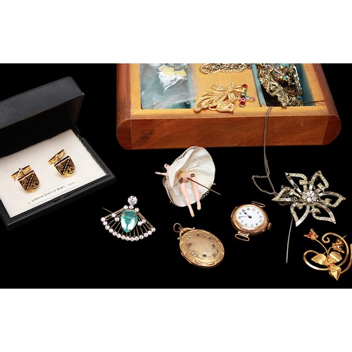 67 - A collection of assorted jewellery and costume jewellery including an 18ct gold and platinum ring, a... 