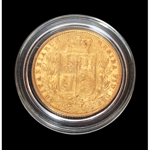 706 - A Queen Victoria Gold Sovereign, 1862, Yound Head and Shield rev, 8.0g, in plastic capsule and fitte... 