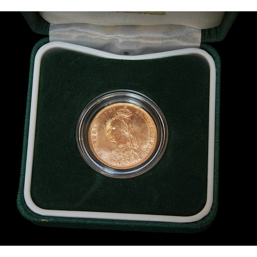 705 - A Queen Victoria Gold Sovereign, 1890, Jubilee Head, G&D rev, 8.0gms, in plastic capsule and fitted ... 