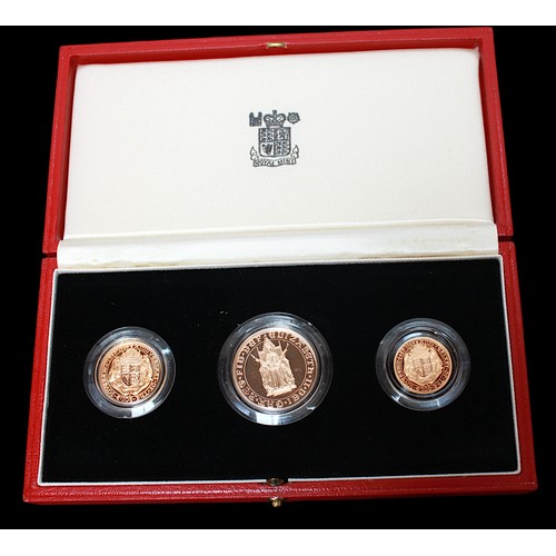 678 - The 1989 United Kingdon Gold Proof Three-Coin Sovereign Collection, 7147/1000, comprising double-sov... 