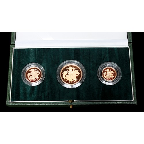 675 - The 2005 United Kingdon Gold Proof Three-Coin Sovereign Collection, 1102/2500, comprising double-sov... 