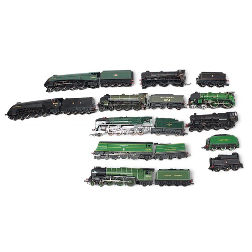 479 - Nine various unboxed ‘OO’ gauge model railway locomotives and tenders, comprising Hornby, Tri-ang Ho... 