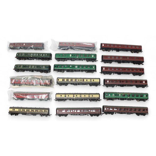 474 - A collection of seventeen assorted unboxed ‘OO’ gauge model railway passenger coaches, comprising Ho... 