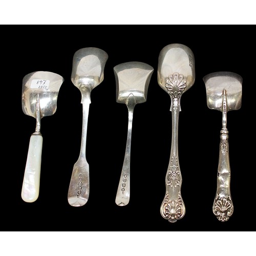 32 - Five assorted 19th Century silver caddy spoons, all with shovel shaped bowls, comprising Victorian Q... 