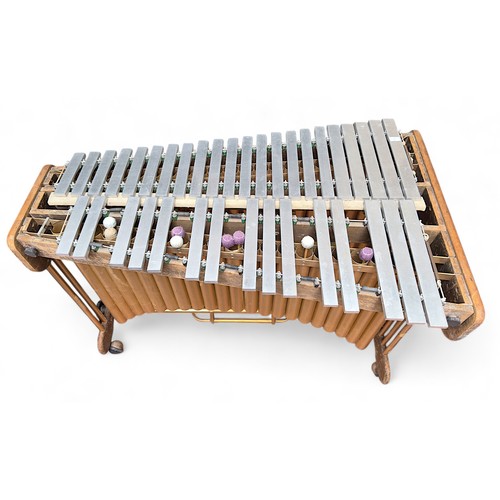 299 - A vintage Viscount three-octave glockenspiel, with metal bars and sustain pedal, on wooden frame, ra... 