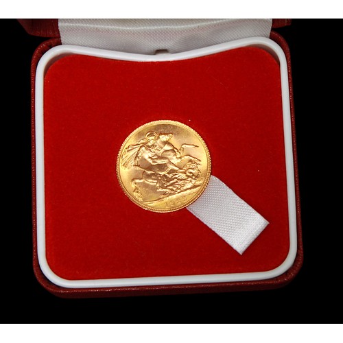 775 - A George V 1925, 22ct gold sovereign, gross weight approximately 8.0g.