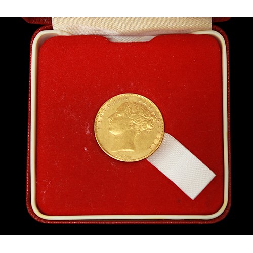 768 - A Victorian 1870, 22ct gold Sovereign, obv. Young head, rev. Die number 1. gross weight approximatel... 