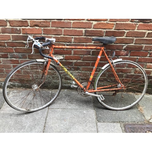 243 - A Peugeot (Recorde du monde) road bike frame in Tangerine, with  7 speed gears and French Brakes, At... 