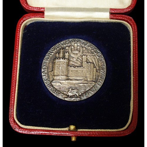 833 - A Royal Mint 1911 Edward Prince of Wales silver Investiture medal, in fitted box. Gross weight appro... 