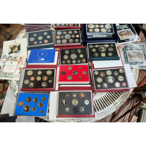 812 - GB Coins: Eighteen United Kingdom Uncirculated Sets, 1970 x3, 1972, 1981, 2x 1983, 1989, 1994, 1995,... 