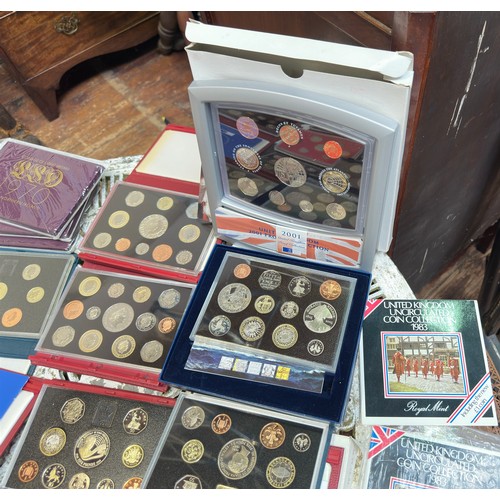 812 - GB Coins: Eighteen United Kingdom Uncirculated Sets, 1970 x3, 1972, 1981, 2x 1983, 1989, 1994, 1995,... 