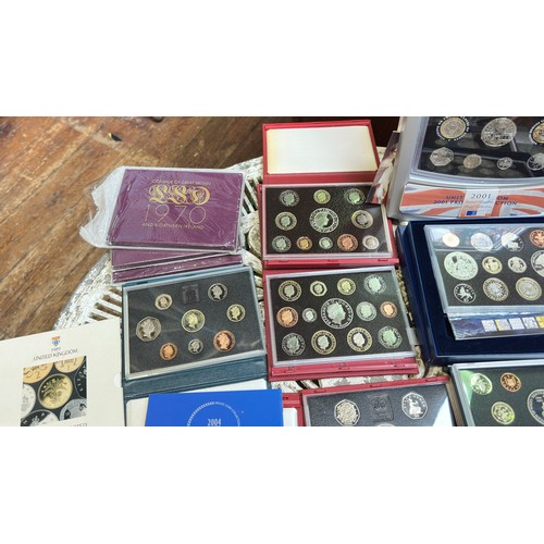 812 - GB Coins: Eighteen United Kingdom Uncirculated Sets, 1970 x3, 1972, 1981, 2x 1983, 1989, 1994, 1995,... 