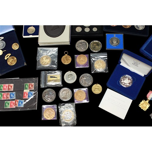 837 - Edward VIII interest - A collection of assorted coins, stamps and collectables related to Edward VII... 