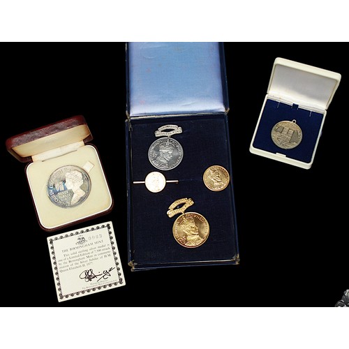 837 - Edward VIII interest - A collection of assorted coins, stamps and collectables related to Edward VII... 