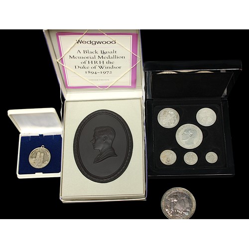 837 - Edward VIII interest - A collection of assorted coins, stamps and collectables related to Edward VII... 