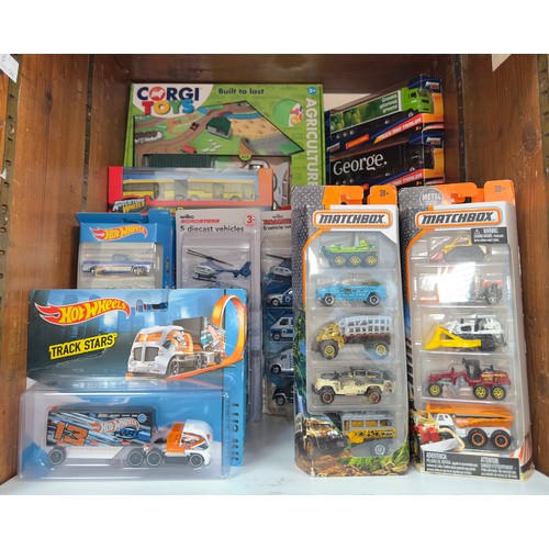 533 - A collection of boxed die-cast scale model vehicles, comprising a quantity of Motor Mania and Auto C... 