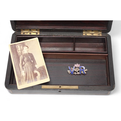 285 - An interesting rosewood trinket box, believed to be the former property of Queen Victoria. The top a... 